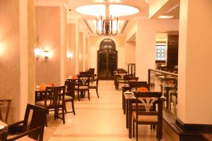 Un restaurante o sitio para comer en The Gateway Hotel Beach Road, Calicut