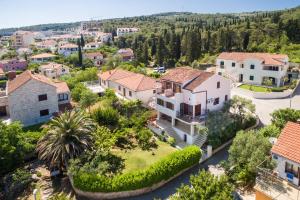 una vista aérea de una casa en un suburbio en Apartments Judita, en Supetar