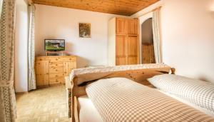 Letto o letti in una camera di Bio-Bergbauernhof Weger