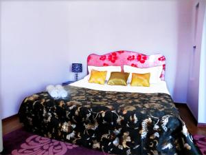 1 dormitorio con 1 cama con cabecero de araña en Best-Bishkek City Apartment, en Bishkek
