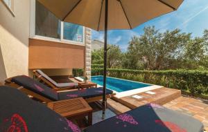 une maison avec un parasol et une piscine dans l'établissement Villa IPM Luxury with private pool, à Kaštela