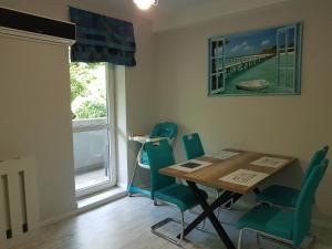 クルジュ・ナポカにあるApartament Verdeのテーブルと椅子と窓のあるダイニングルーム