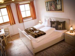 a bedroom with a large white bed in a room at Gesenhof in Sesto