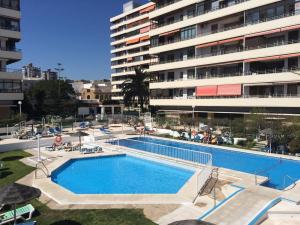 Bazén v ubytovaní Apartments Easy La Nogalera alebo v jeho blízkosti