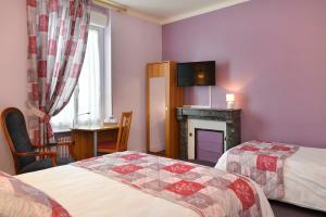 Voodi või voodid majutusasutuse Logis Hôtels Restaurant Le Dauphin toas