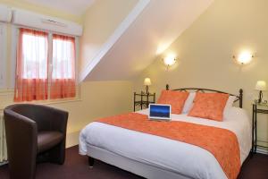 Voodi või voodid majutusasutuse Logis Hôtels Restaurant Le Dauphin toas