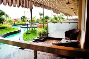 Utsikt mot bassenget på Grand Qin Hotel Banjarbaru eller i nærheten