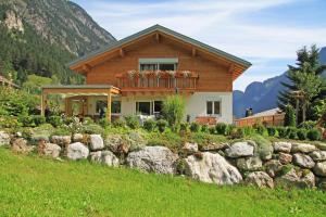 ein Haus mit einem Balkon mit Blumen darauf in der Unterkunft Haus Flua in Brand