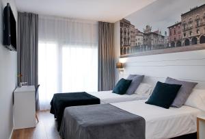 Ένα ή περισσότερα κρεβάτια σε δωμάτιο στο Hotel Can Pamplona