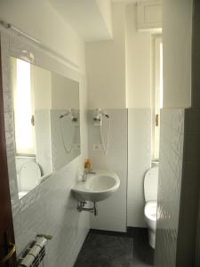 ein weißes Bad mit einem Waschbecken und einem WC in der Unterkunft Albergo La Neigra in Sestri Levante
