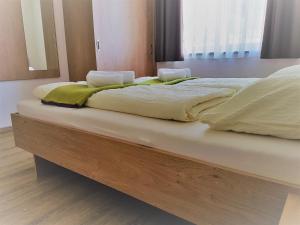 Łóżko lub łóżka w pokoju w obiekcie valbel