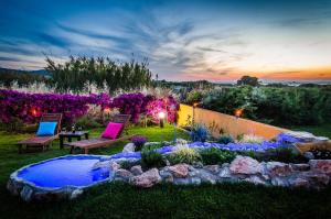 um quintal com duas cadeiras e um jardim de pedras em Villa Marqua em Kalavárda