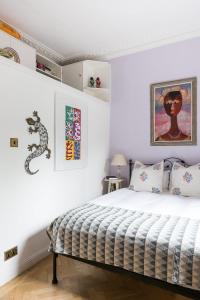 The Hummingbird - Stylish 1-Bed by Kensington Gardensにあるベッド