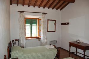 a bedroom with a bed and a window and a table at Marinho in Cavo