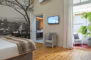 Televisyen dan/atau pusat hiburan di Madeline Grove Bed & Breakfast