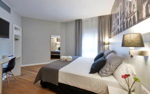 Ένα ή περισσότερα κρεβάτια σε δωμάτιο στο Hotel Can Pamplona