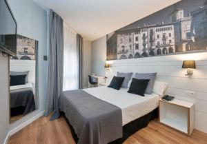 Ένα ή περισσότερα κρεβάτια σε δωμάτιο στο Hotel Can Pamplona