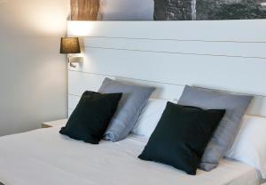 Ένα ή περισσότερα κρεβάτια σε δωμάτιο στο Hotel Can Pamplona