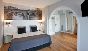 Ένα ή περισσότερα κρεβάτια σε δωμάτιο στο Hotel Can Pamplona