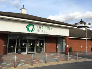 d'un bâtiment avec le signe de l'hôtel dans l'établissement Link Hotel, à Loughborough