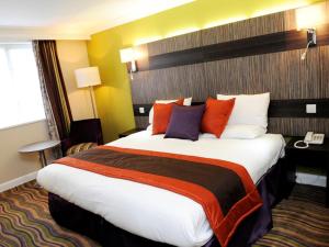 a hotel room with a bed and two lamps at Link Hotel in Loughborough