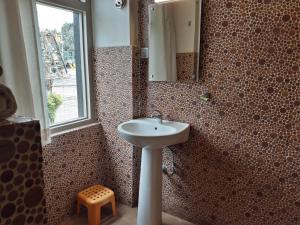 un bagno con lavandino e specchio di Hotel Heranya a Kathmandu