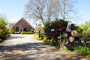 a bike parked next to a fence in front of a house at Bed and Breakfast Klein Groenbergen in Leersum