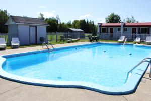 Басейн в Motel de la Pente Douce або поблизу