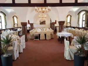 Reštaurácia alebo iné gastronomické zariadenie v ubytovaní Schlosstaverne