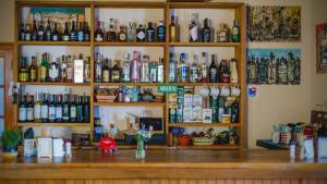 Checa的住宿－Hotel La Gerencia，墙上装满了瓶子的酒吧