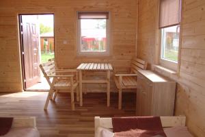 une chambre avec une table et des chaises dans une cabine dans l'établissement Domki Letniskowe u Susła, à Sianożęty