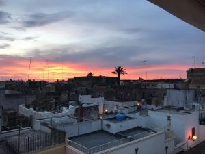 Blick auf eine Stadt bei Sonnenuntergang in der Unterkunft B&B Luvì in Maruggio