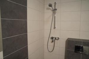 y baño con ducha con cabezal de ducha. en SmartMotel en Pultusk