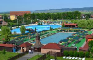 Bazén v ubytování Apollo Wellness Club nebo v jeho okolí