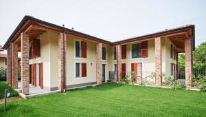 une maison avec une pelouse devant elle dans l'établissement Ronchettino B&B Rozzano, à Rozzano