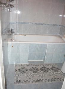 a bathroom with a bath tub and a sink at Apartment near KVINT in Tiraspol