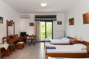 Una habitación con un montón de camas. en Saonisos en Kamariotissa