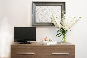 En tv och/eller ett underhållningssystem på Nobilcasa Suites