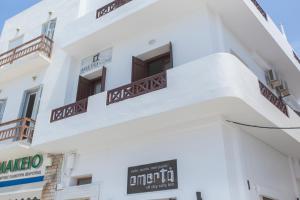 un edificio blanco con un cartel. en Amalthia Luxury Studios, en Naxos Chora