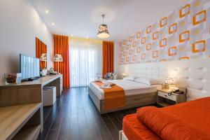 A bed or beds in a room at Lagaria Hotel Még 37 kép