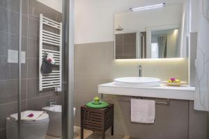 ヌマーナにあるViverenumanaのバスルーム(洗面台、トイレ、鏡付)