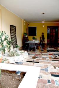 a living room with a table and chairs and a tv at B&B L' Aranceto in San Donaci