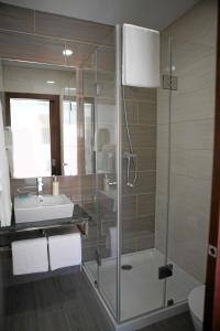 ein Bad mit einer Dusche und einem Waschbecken in der Unterkunft Baleal 4 Surf II in Baleal