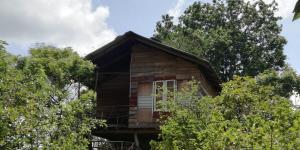 Tòa nhà nơi resort tọa lạc