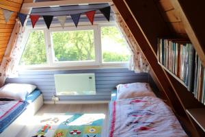 una casa pequeña con cama y ventana en Ostseepirat, en Damp