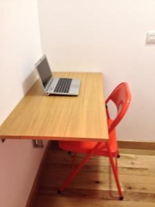 ゴールウェイにあるGalway City Self Catering - Salthillの木製テーブルの上に座ったノートパソコン