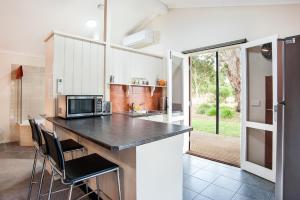 A kitchen or kitchenette at Southern Grampians Cottages