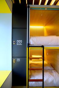 Postel nebo postele na pokoji v ubytování Borough Capsule Hostel Bali