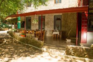 un restaurante con mesa y sillas frente a un edificio en Musson Hotel, en Yalta