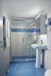 ein Bad mit einem Waschbecken und einer Dusche in der Unterkunft Modern and Cozy Apartment in the centre of Athens in Athen